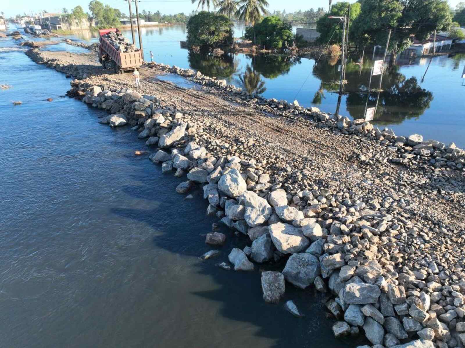 Novamente interrompida circulação na EN1 na zona de Nguluzane em Xai-Xai