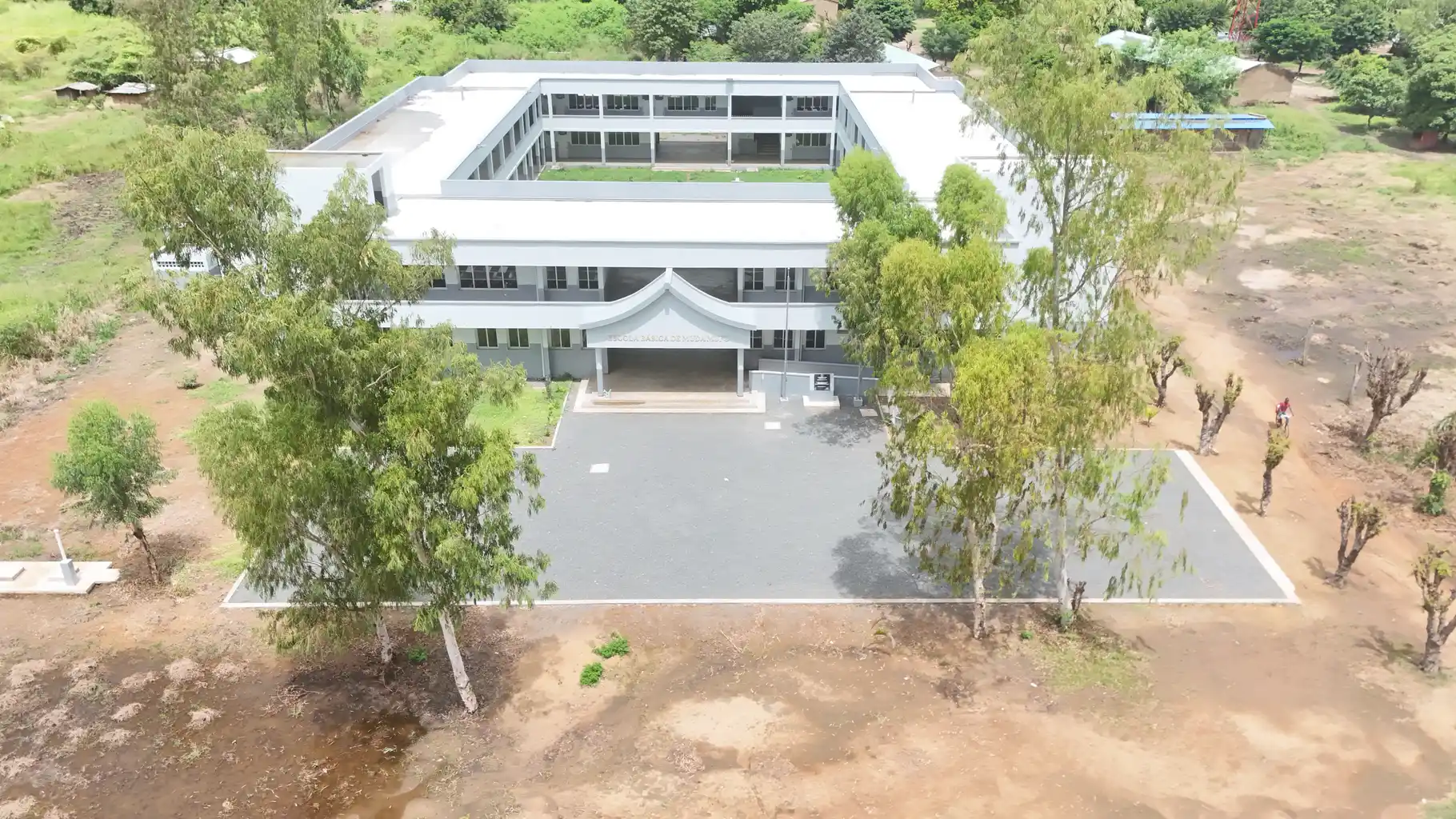 Inundaçõesː Escola Básica erguida pela fundação Tzu Chi alberga mais de mil pessoas em Sofala