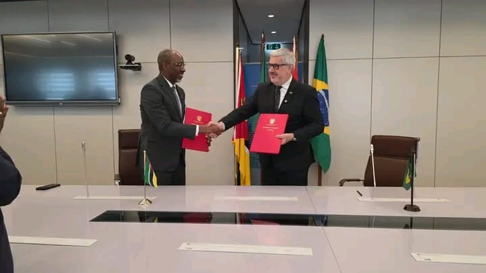 Moçambique e Brasil reforçam cooperação na aviação civil com foco na segurança e capacitação técnica