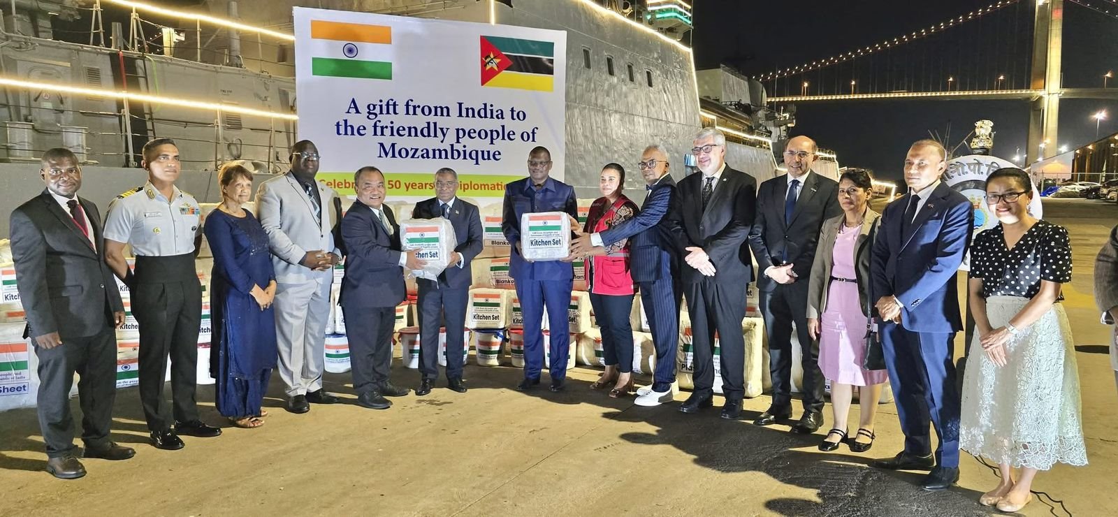 Navio indiano leva ajuda medica a vítimas das cheias