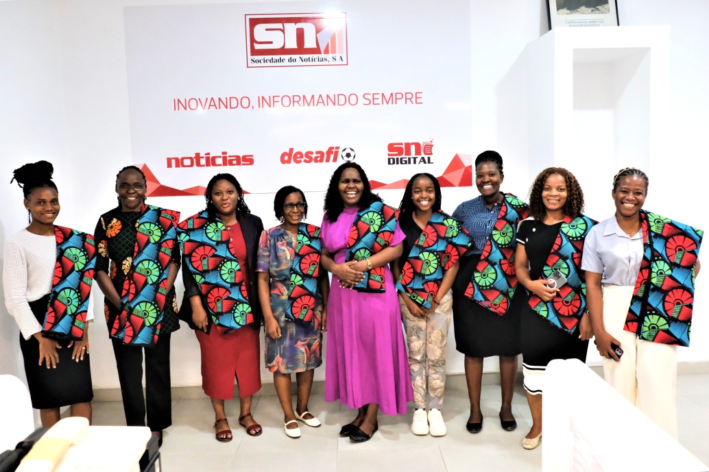 Mulheres do “Notícias” recebem capulanas