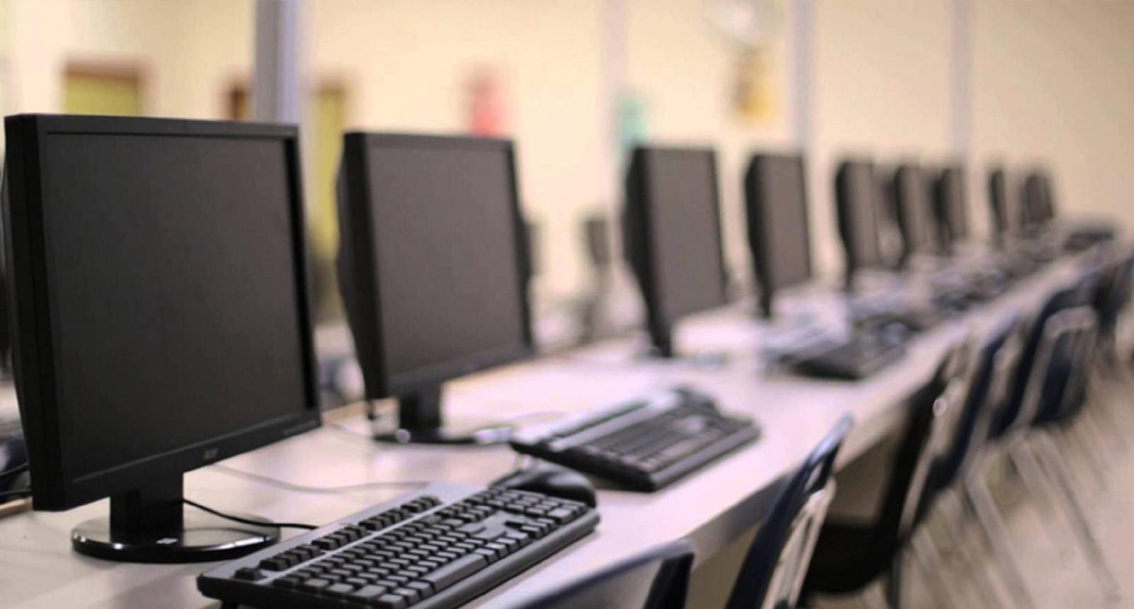 TA suspende concurso de 4,3 milhões de dólares para computadores universitários por suspeitas de favorecimento