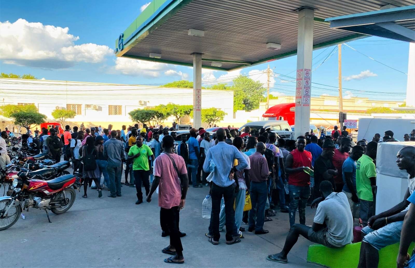 Governo assume haver constrangimentos no abastecimento e não a falta de combustíveis