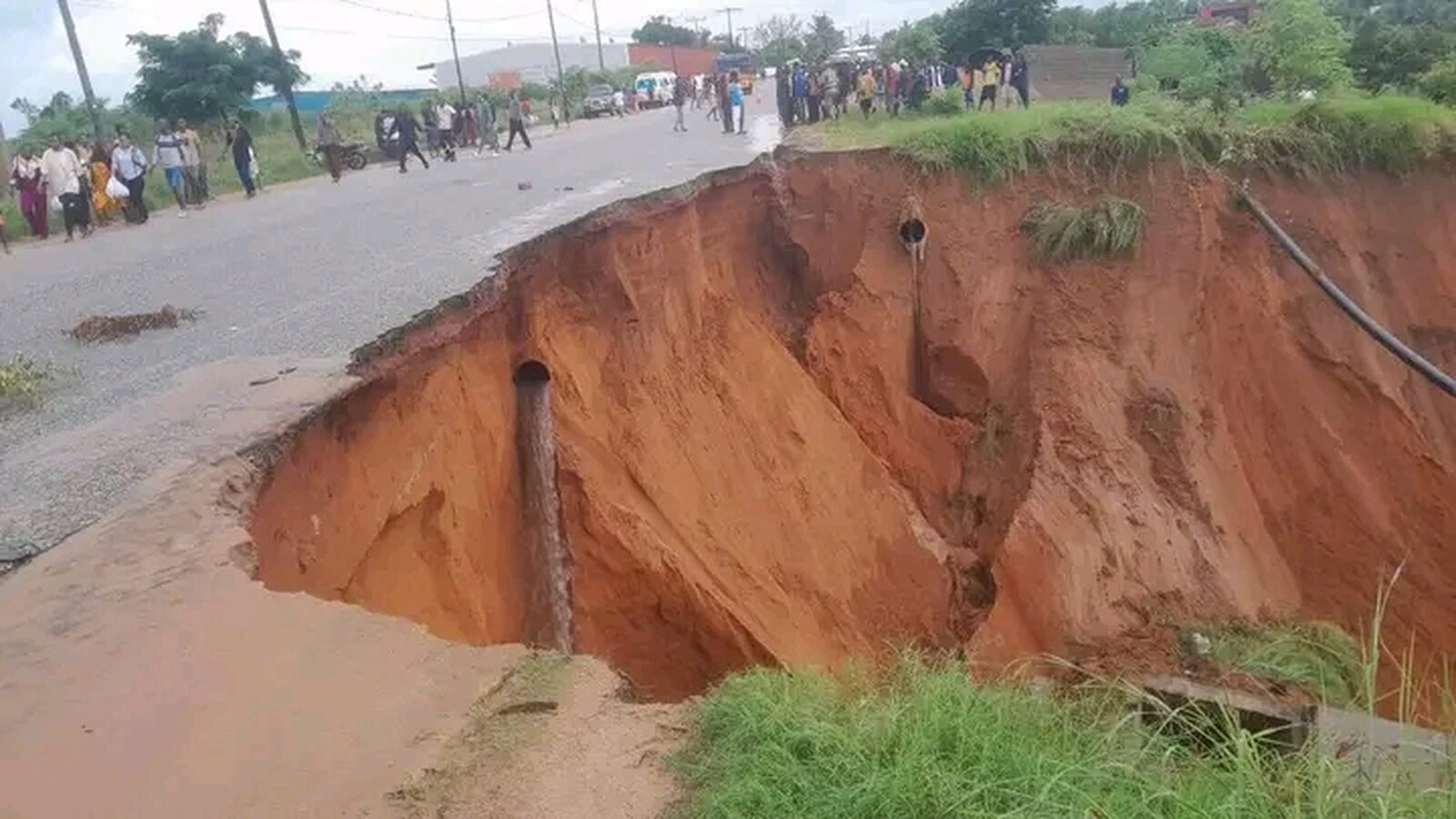 Crateras cortam o trânsito da EN1 em Pemba