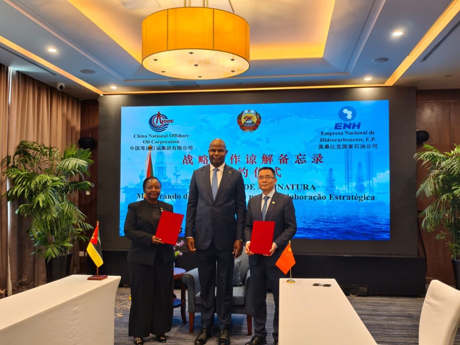 ENH e a chinesa CNOOC assinam acordo para realização de projectos na cadeia de valor da indústria