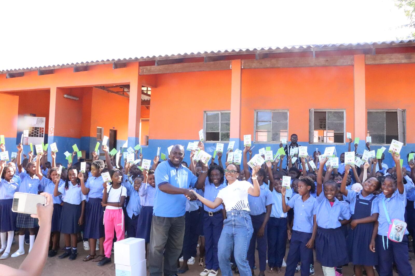 First Capital Bank e Associação Pronwana doam livros de literacia financeira em Marracuene