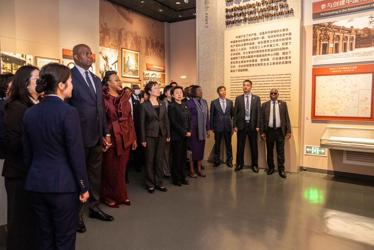 Chapo presta homenagem a Mao Tse Tunge e sublinha amizade histórica