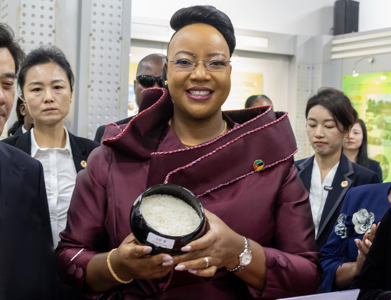 Primeira-Dama destaca experiência chinesa para reforço da produção de arroz em Moçambique 