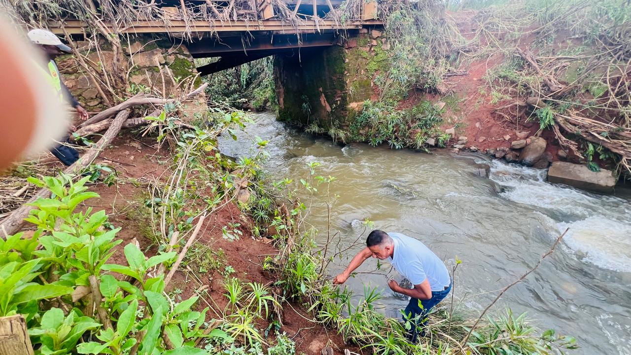 Trânsito condicionado na ponte sobre o rio M’nandichi em Niassa