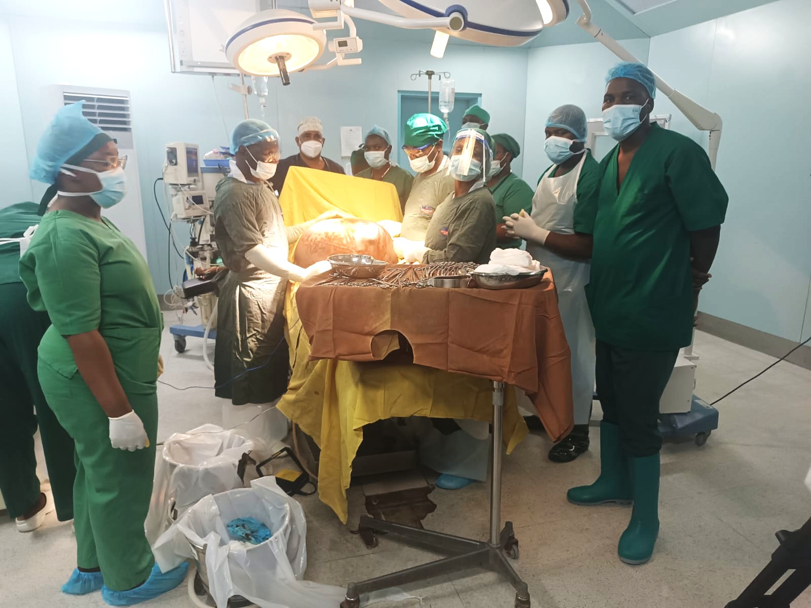 Cirurgiões removem quisto de 20kg no ovário de adolescente