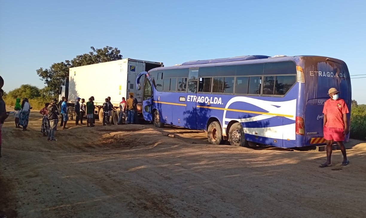 Autocarro encalha numa cratera na EN1, entre Búzi e Muxúguè