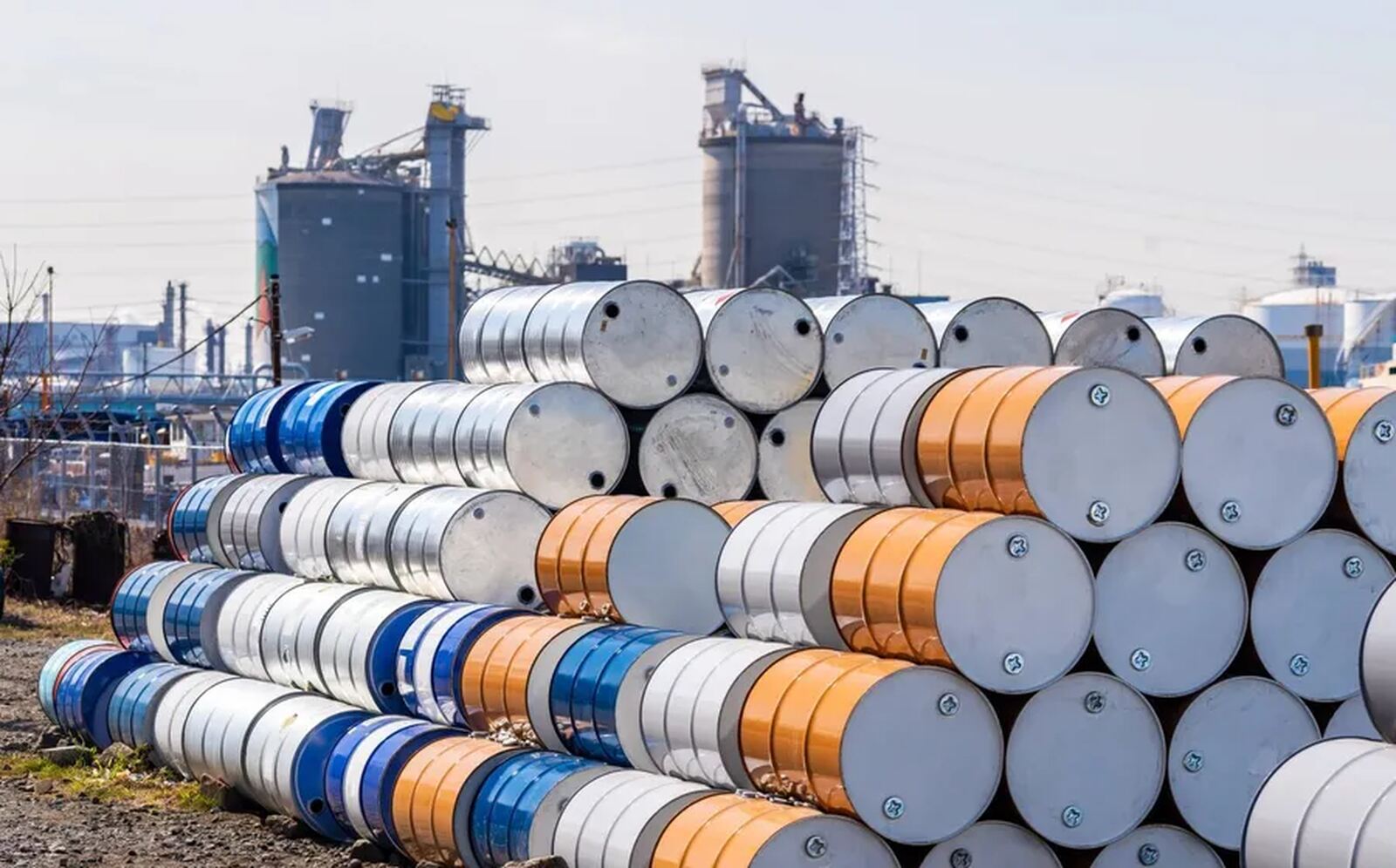 Incerteza no Médio Oriente faz disparar preços do petróleo e gás natural