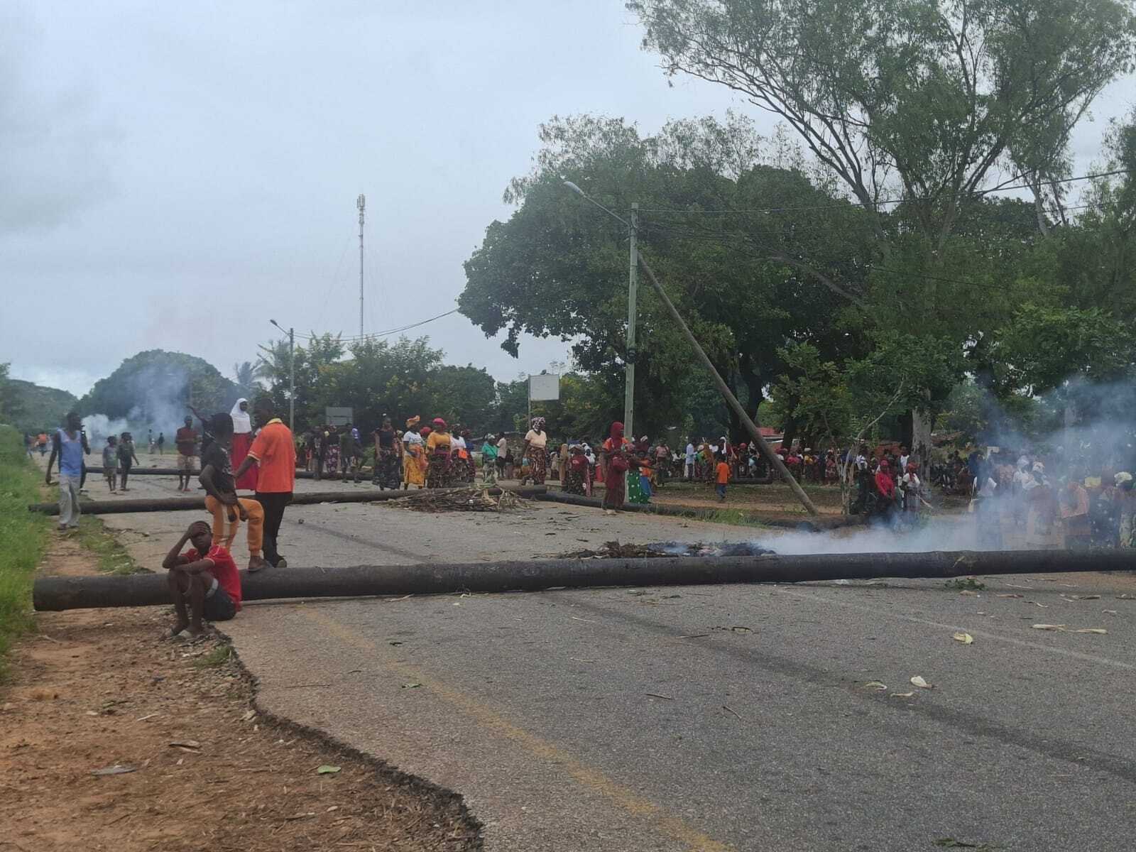 Protestos por capulanas fazem dois feridos e bloqueiam N1 em Anchilo
