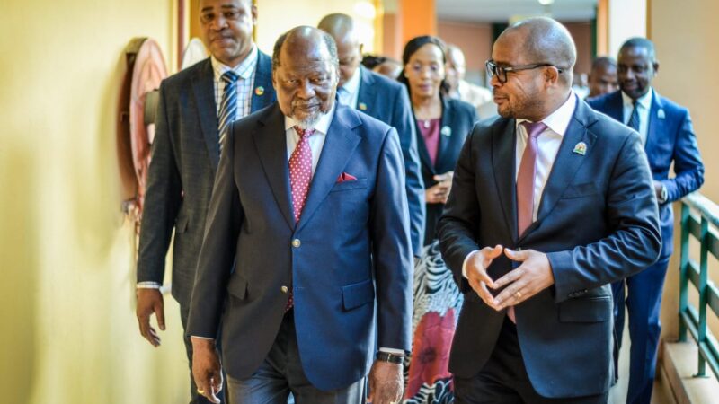 Chissano defende universidades mais próximas do povo