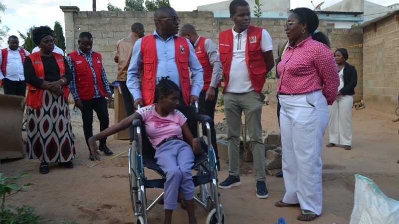Frelimo conforta adolescente com deficiência em Mutauanha