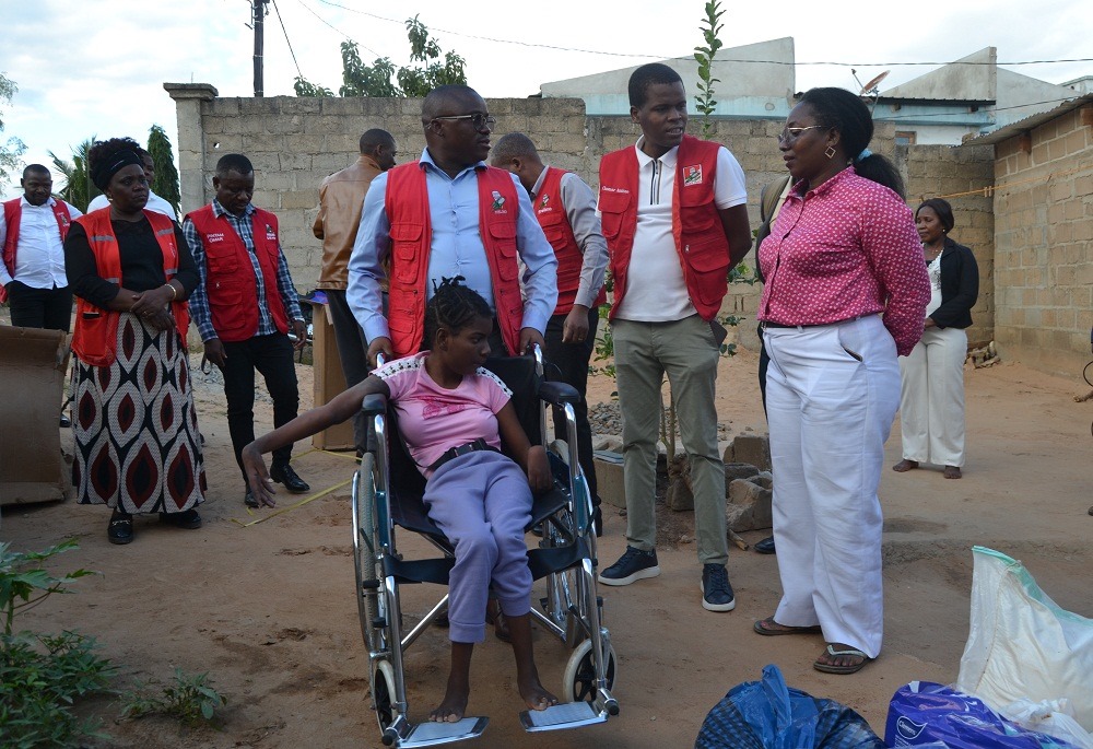 Frelimo conforta adolescente com deficiência em Mutauanha