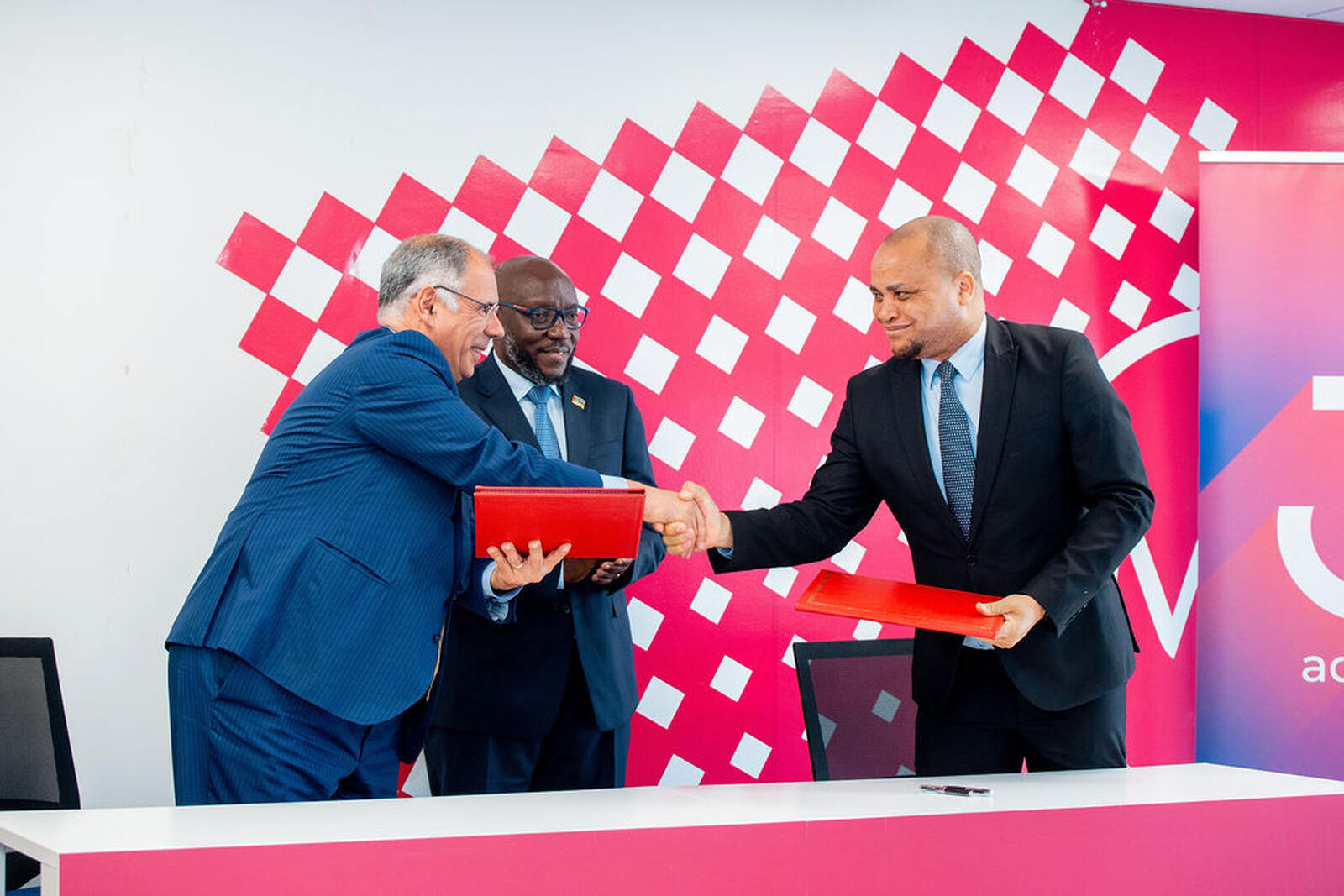 Millennium bim e INEP renovam parceria para promover empregabilidade juvenil em Moçambique