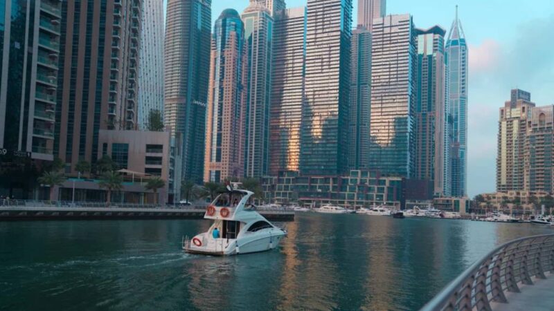 Dubai oferece dinheiro para moradores atraírem turistas após impacto de conflito no Oriente Médio