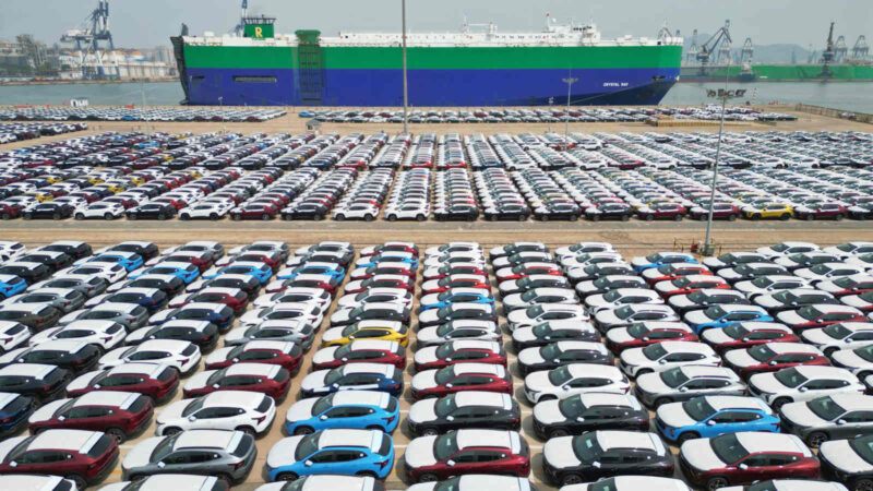 China atinge um número recorde ao exportar mais de um milhão de automóveis num só mês