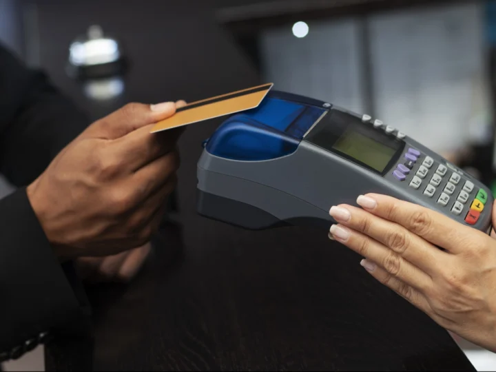Banco Central reduz limite de gastos com cartões no exterior