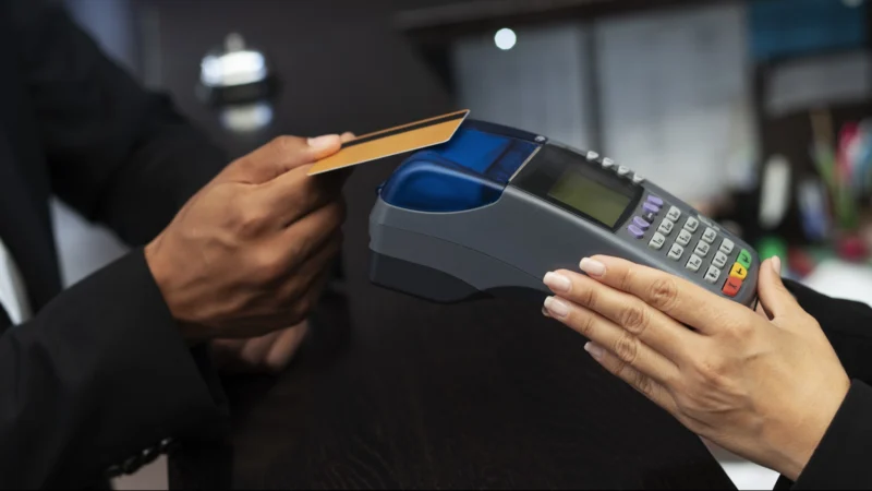 Banco Central reduz limite de gastos com cartões no exterior