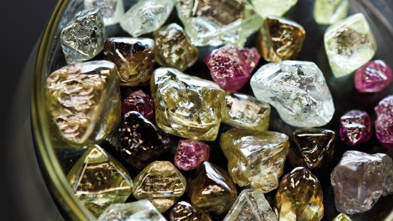 País organiza leilão internacional de gemas