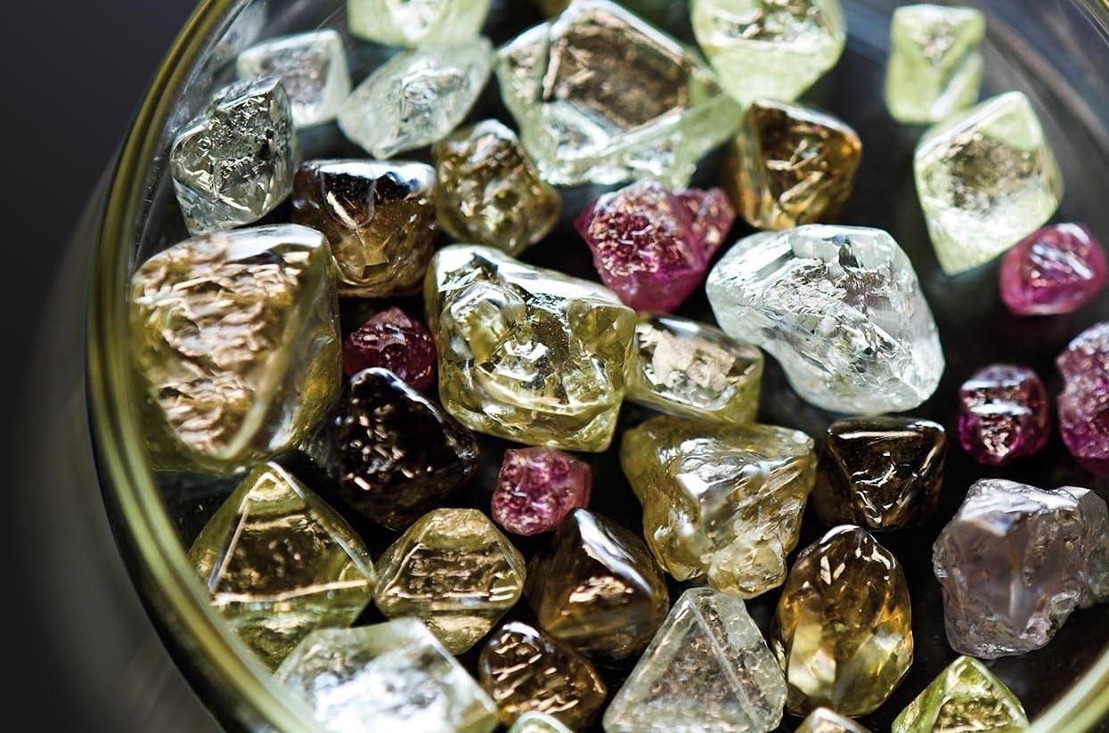 País organiza leilão internacional de gemas