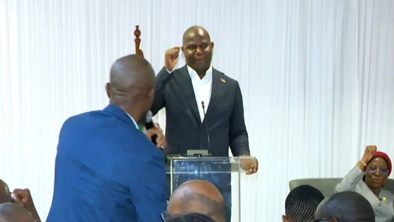 PR interage com comunidade moçambicana no Botswana