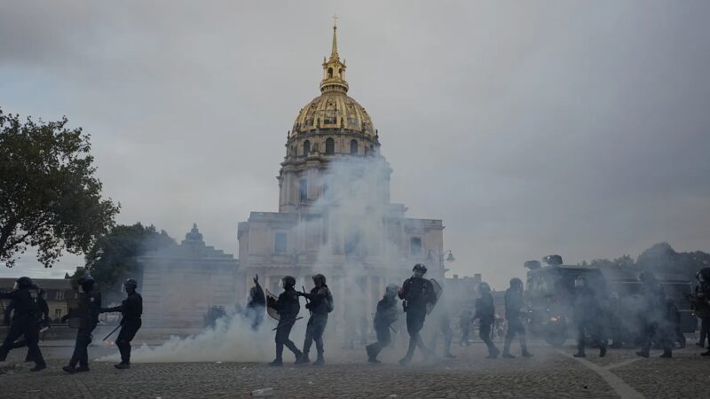 Euronews atacada por manifestantes em Paris