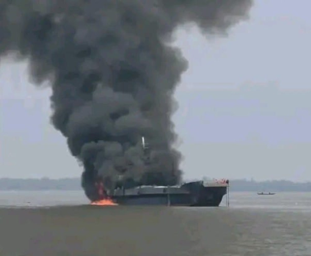 Quarenta pessoas resgatadas no incêndio da embarcação que fez três mortos